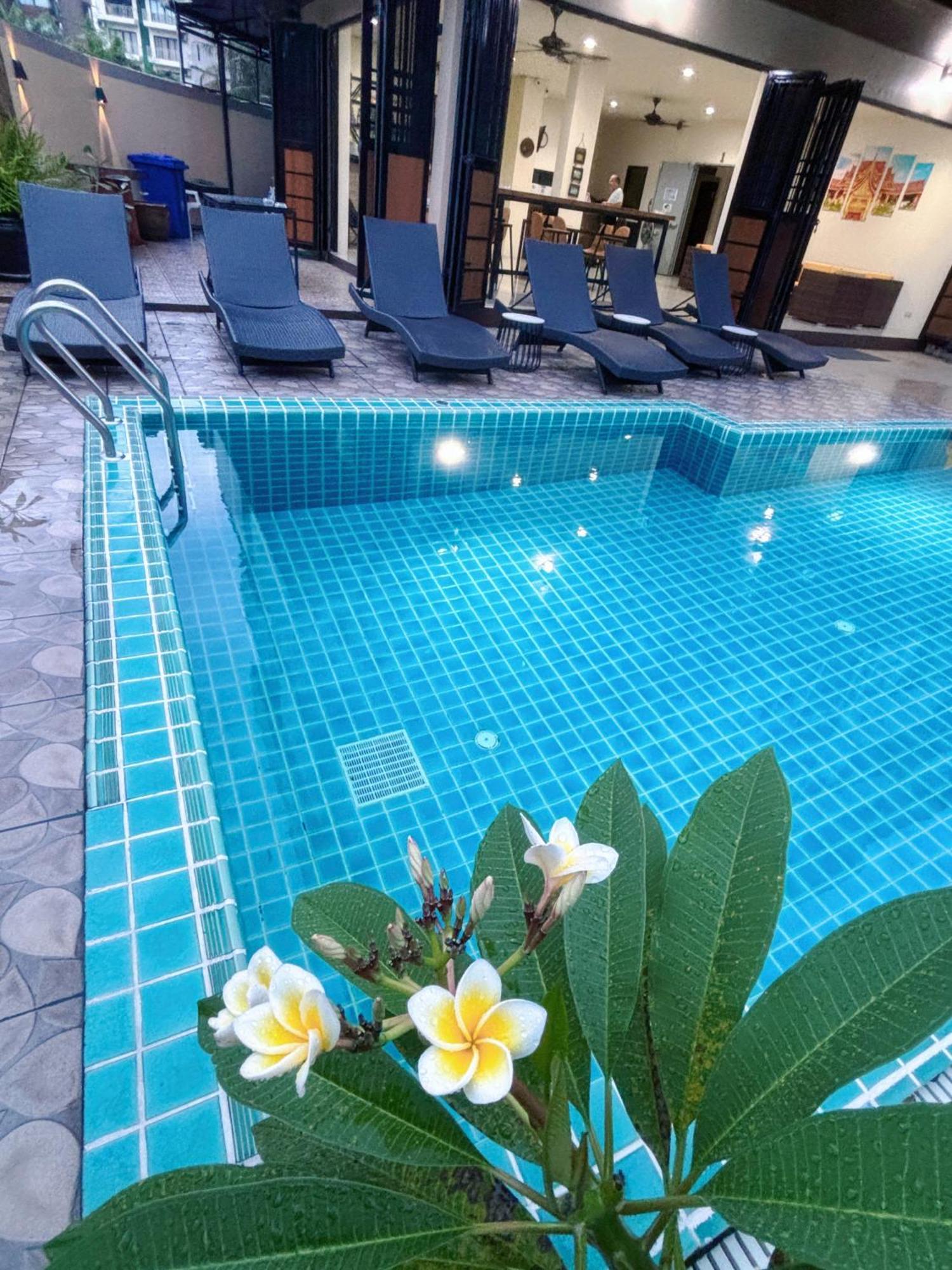 Patong Pool House Aparthotel Buitenkant foto