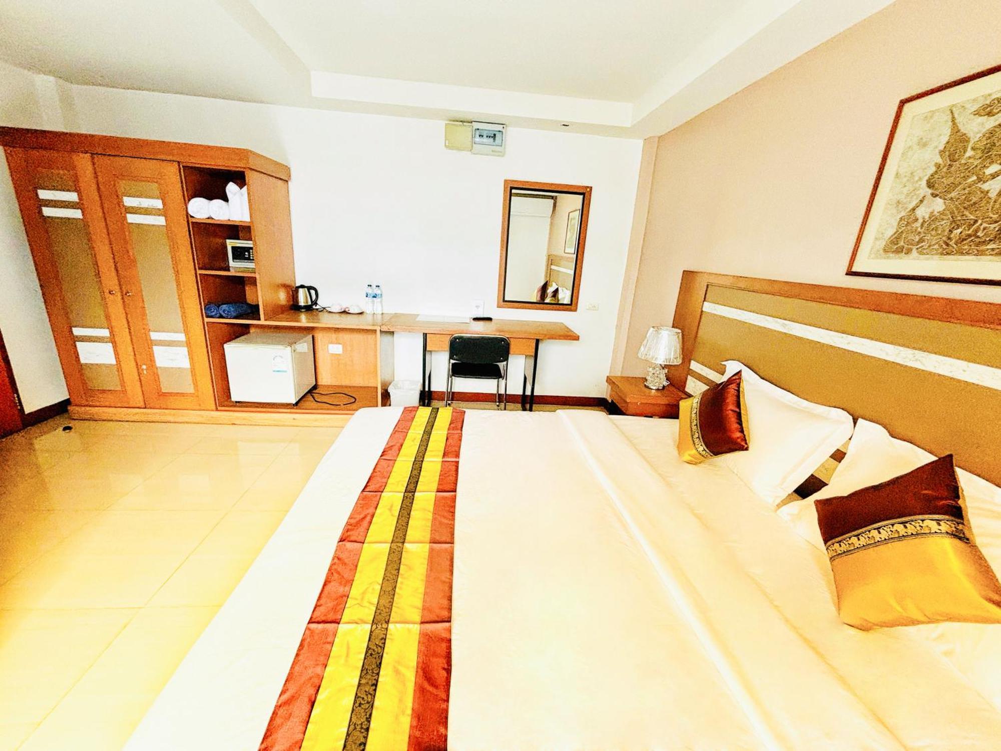 Patong Pool House Aparthotel Buitenkant foto