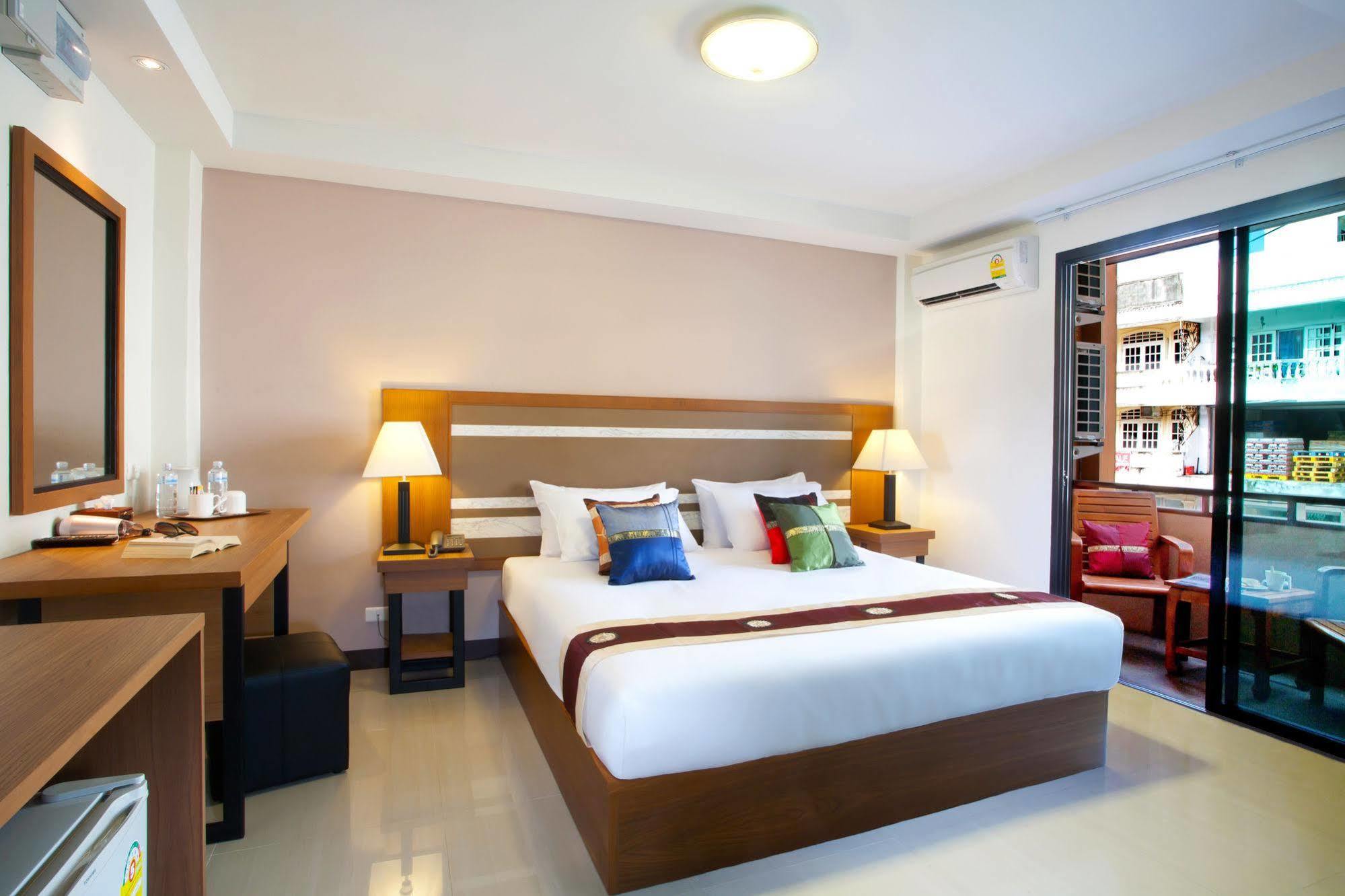 Patong Pool House Aparthotel Buitenkant foto