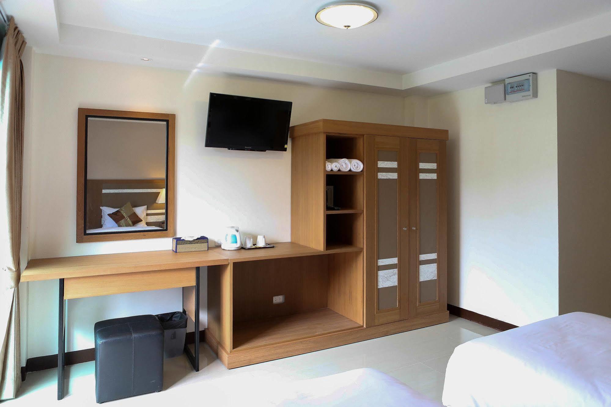 Patong Pool House Aparthotel Buitenkant foto
