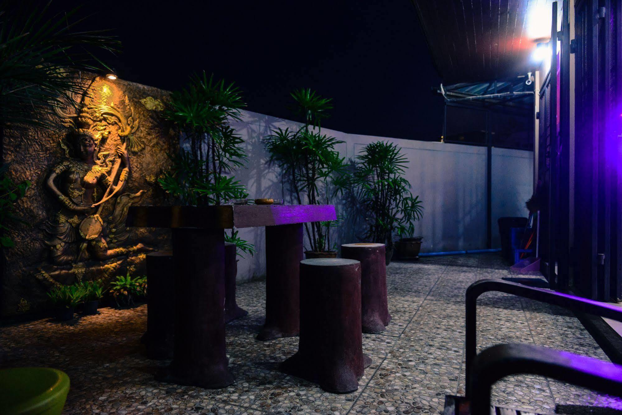 Patong Pool House Aparthotel Buitenkant foto