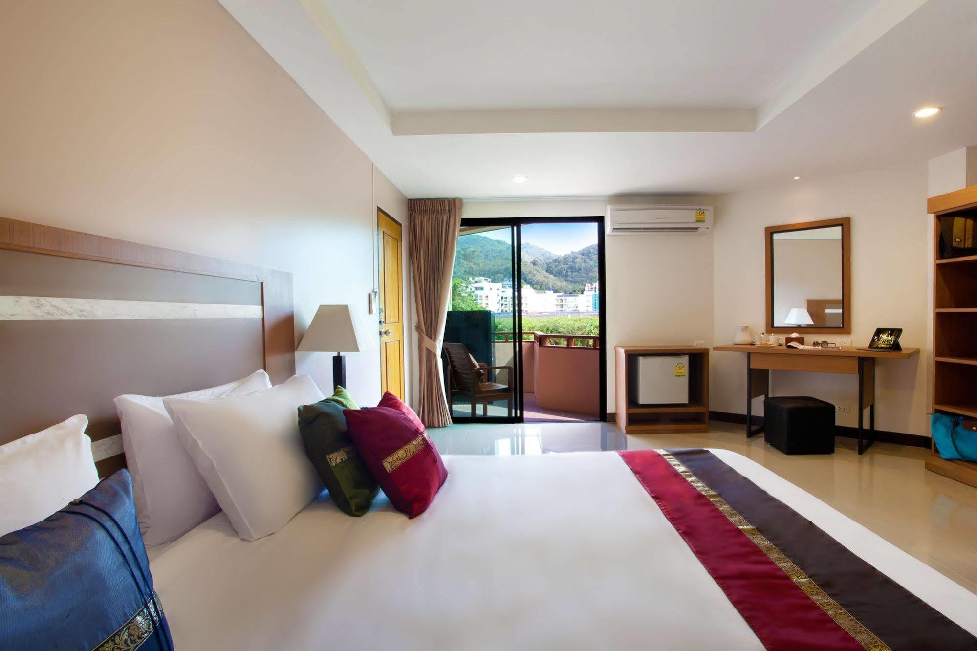 Patong Pool House Aparthotel Buitenkant foto