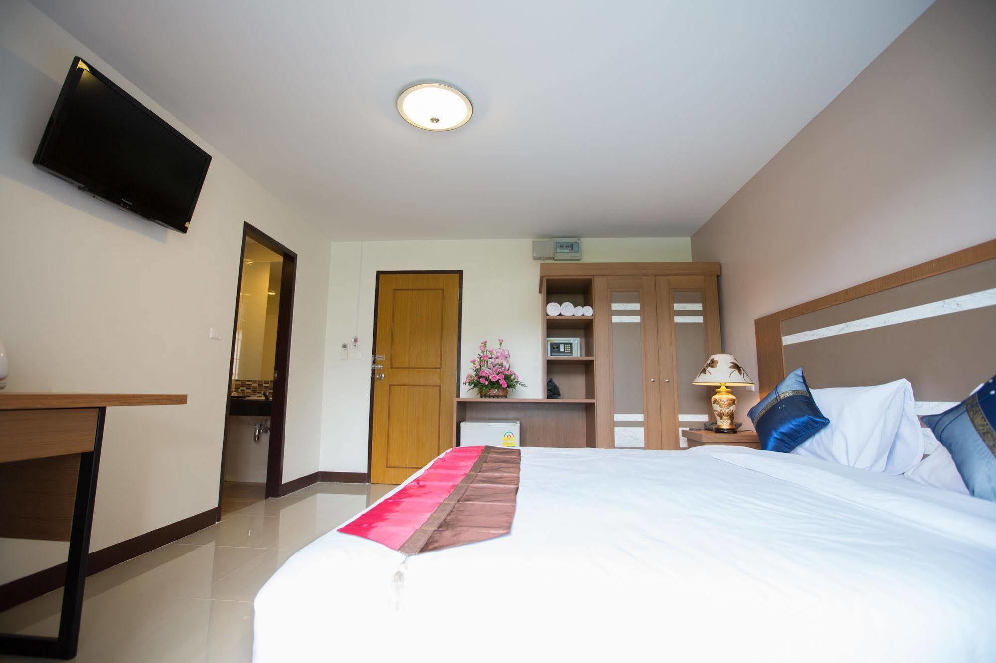 Patong Pool House Aparthotel Buitenkant foto