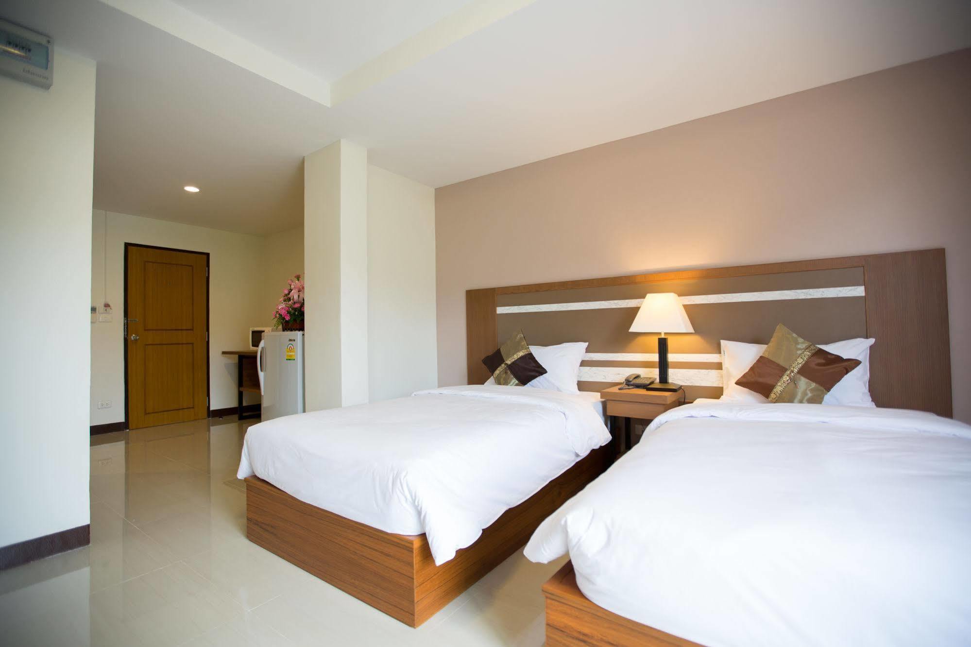 Patong Pool House Aparthotel Buitenkant foto